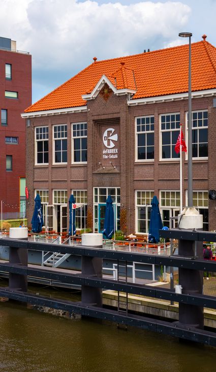 Vooraanzicht van eetcafé de fabriek