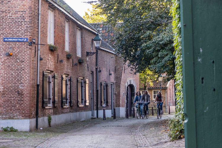 Fietsen in 's-Hertogenbosch door Uilenburg, historische wijk in de binnenstad.