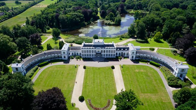 Een dronefoto van Paleis Soestdijk