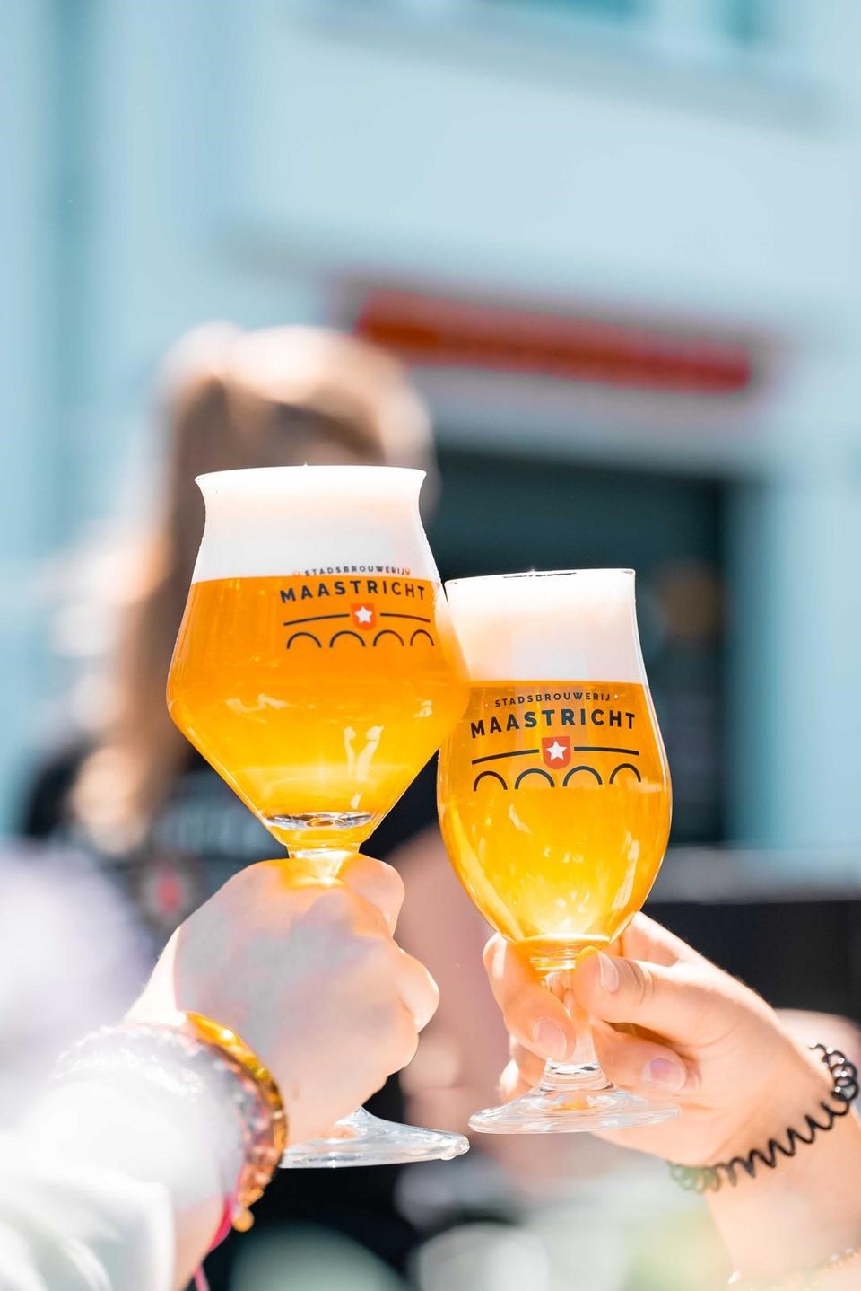 Stadsbrouwerij Maastricht twee glazen proosten op terras