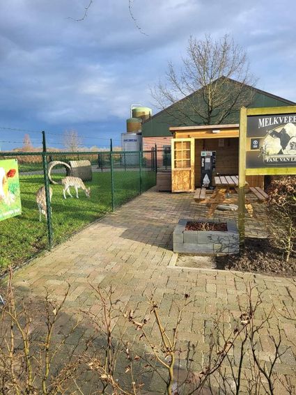 Softijsautomaat in de blokhut van 't Haarens ijsbeerde