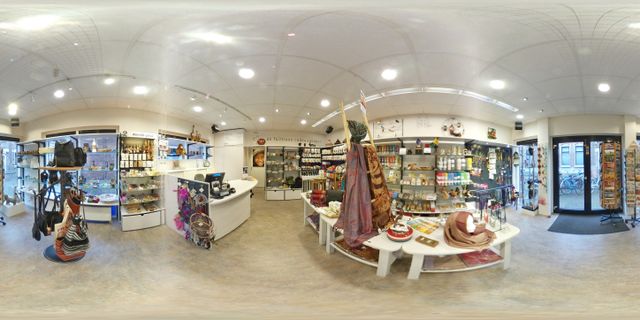 Winkel Wereldwinkel Woerden, provincie Utrecht, Groene Hart, overzicht van de fairtrade cadeauwinkel met sieraden, sjaals, woonaccessoires, koffie, thee en duurzame wereldproducten in het centrum.