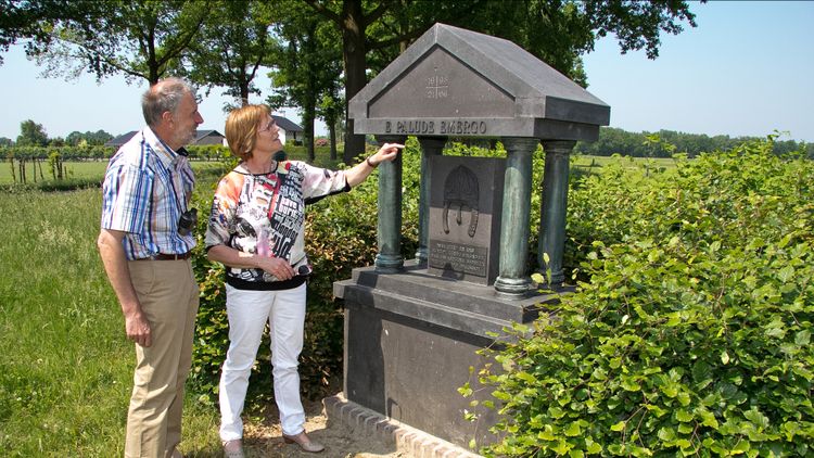 Monumentje bij vindplaats van de Gouden Helm in Helenaveen