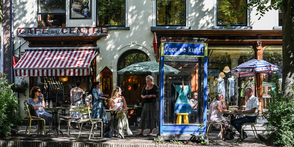 Zomerse dag in Delft op een terras bij Voor de Kunst op de Oude Delft langs de gracht