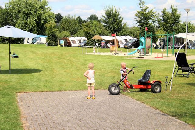 Campingveld met comfortplaatsen