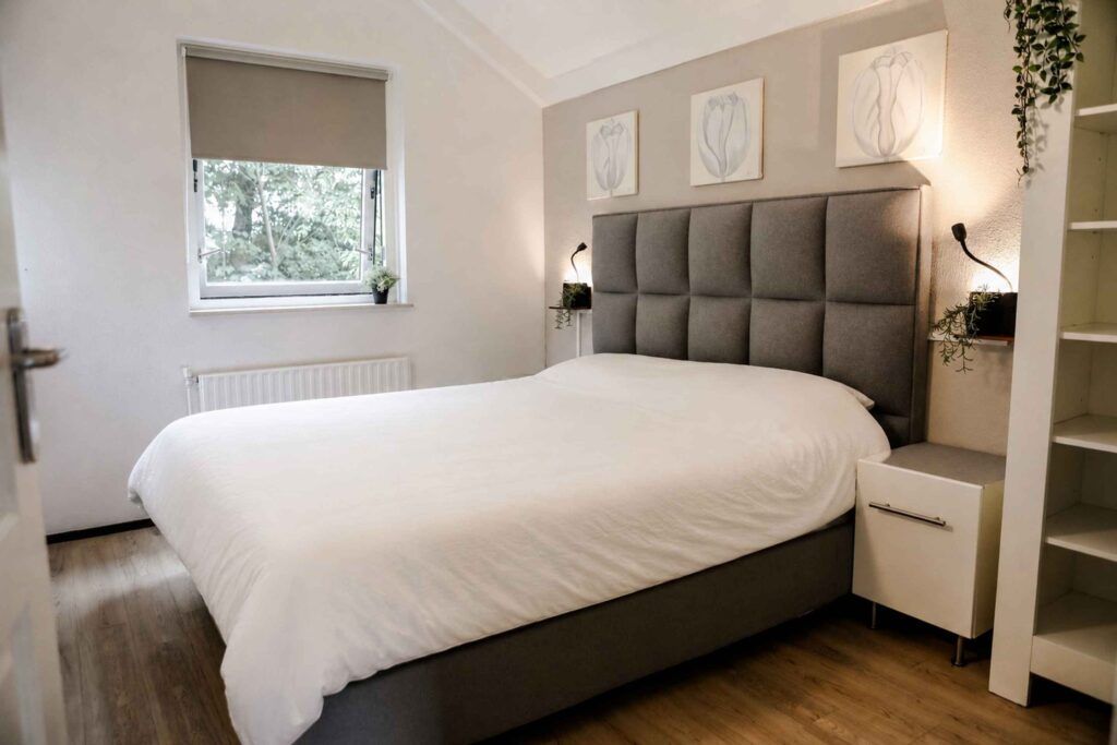 Rustige tweepersoonsslaapkamer met comfortabel bed, verduistering en praktische kastruimte.