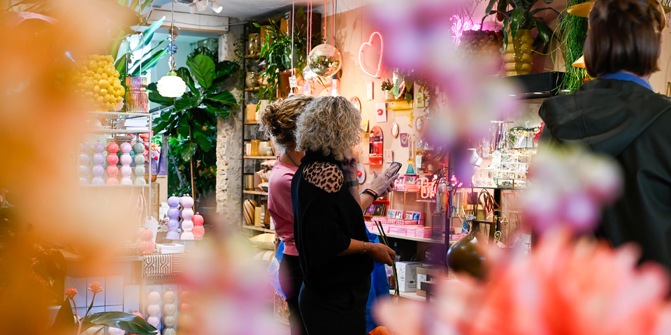 Ondernemer van Groene vingers die advies geeft aan een klant