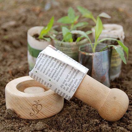houten stamper met plantjes op de achtergrond