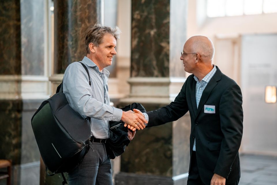 Mannen schudden hand Legatus