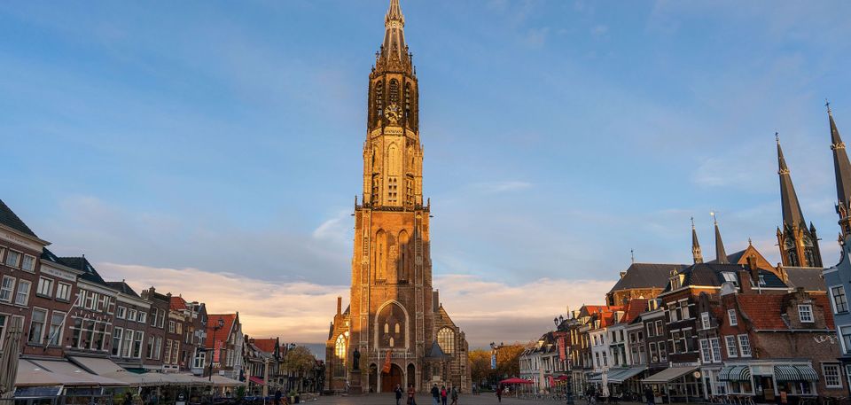 De nieuwe kerk in Delft in het oranje avondlicht