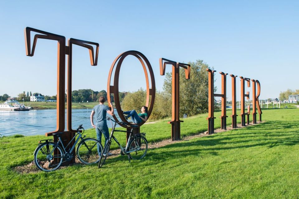 Ontdek te voet of op de fiets het kunstwerk TOT HIER aan de Lek bij Wijk bij Duurstede.