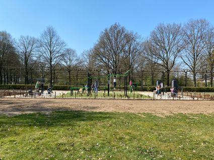 Mensen aan het sporten op klimrek