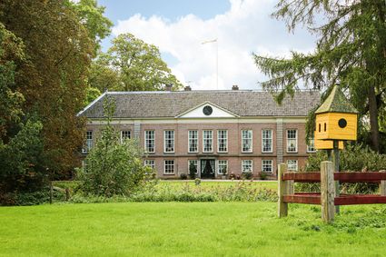 Een landgoed met een groot gebouw.