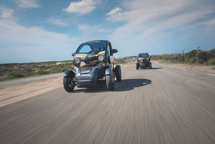 Een Renault Twinzy in de duinen, van Renzy GPS Audiotours.