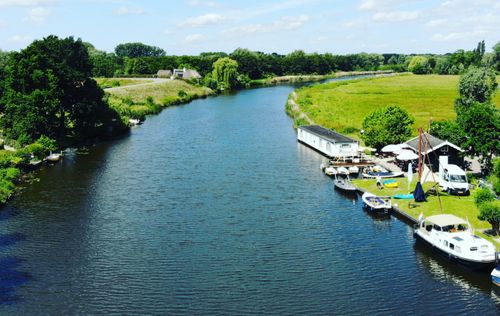 EcoRecreatie is gelegen bij het voet/fietsveer Carolinge, Rietveld 14a, te Arkel