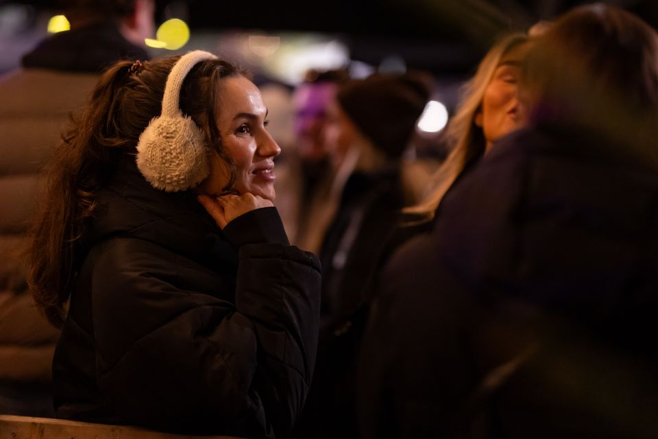 Vrouw met oorbeschermers op