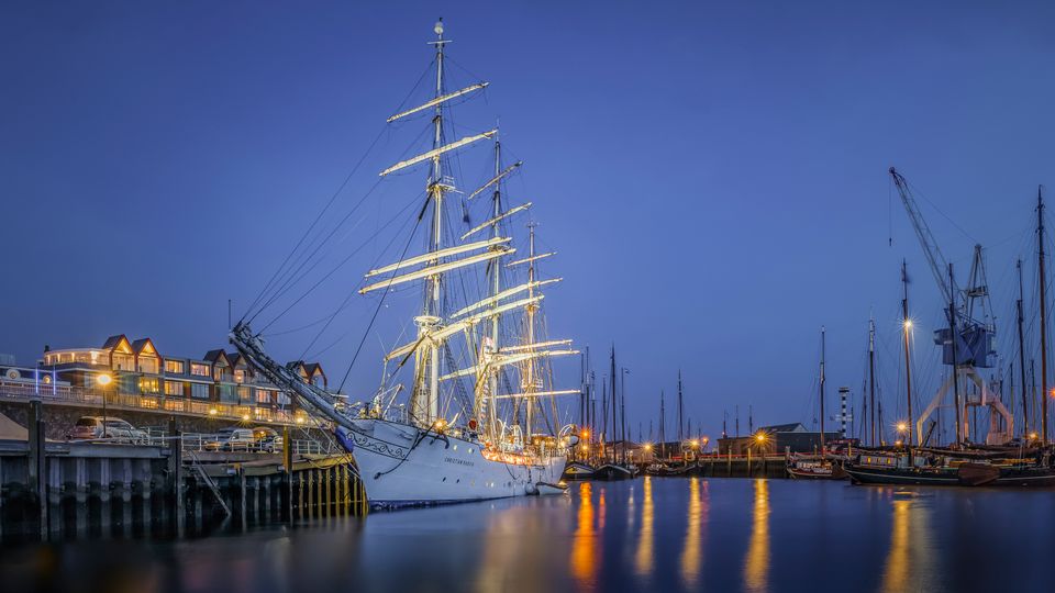 Tall Ship liggend in de Willemshaven van Harlingen