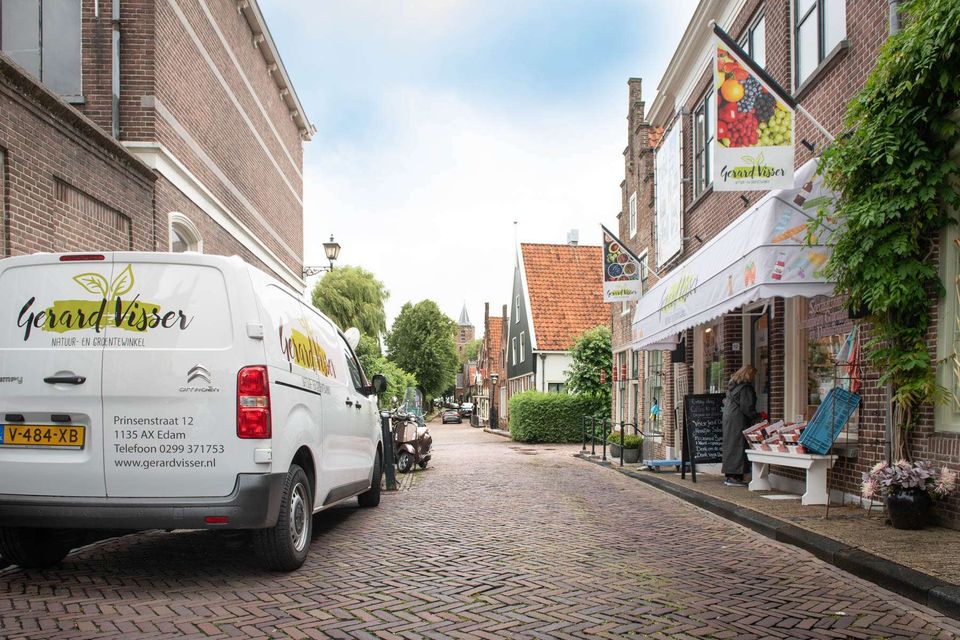 De buitenkant van de Natuur-en Groentewinkel Gerard Visser met busje