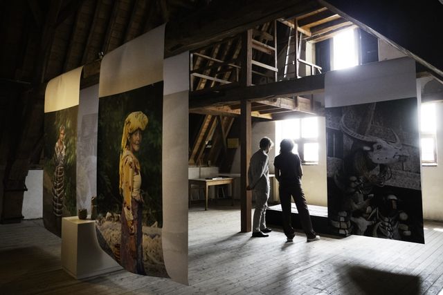 Bezoekers in fototentoonstelling