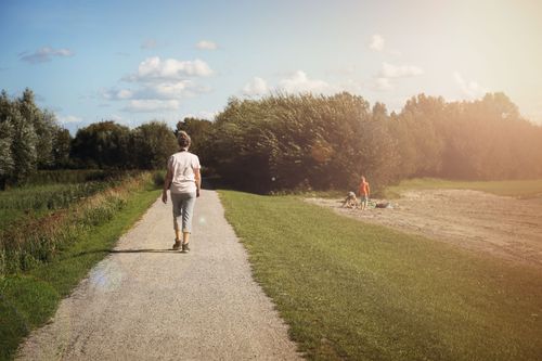 Een wandelaar bij het Alkmaarder- en Uitgeestermeer