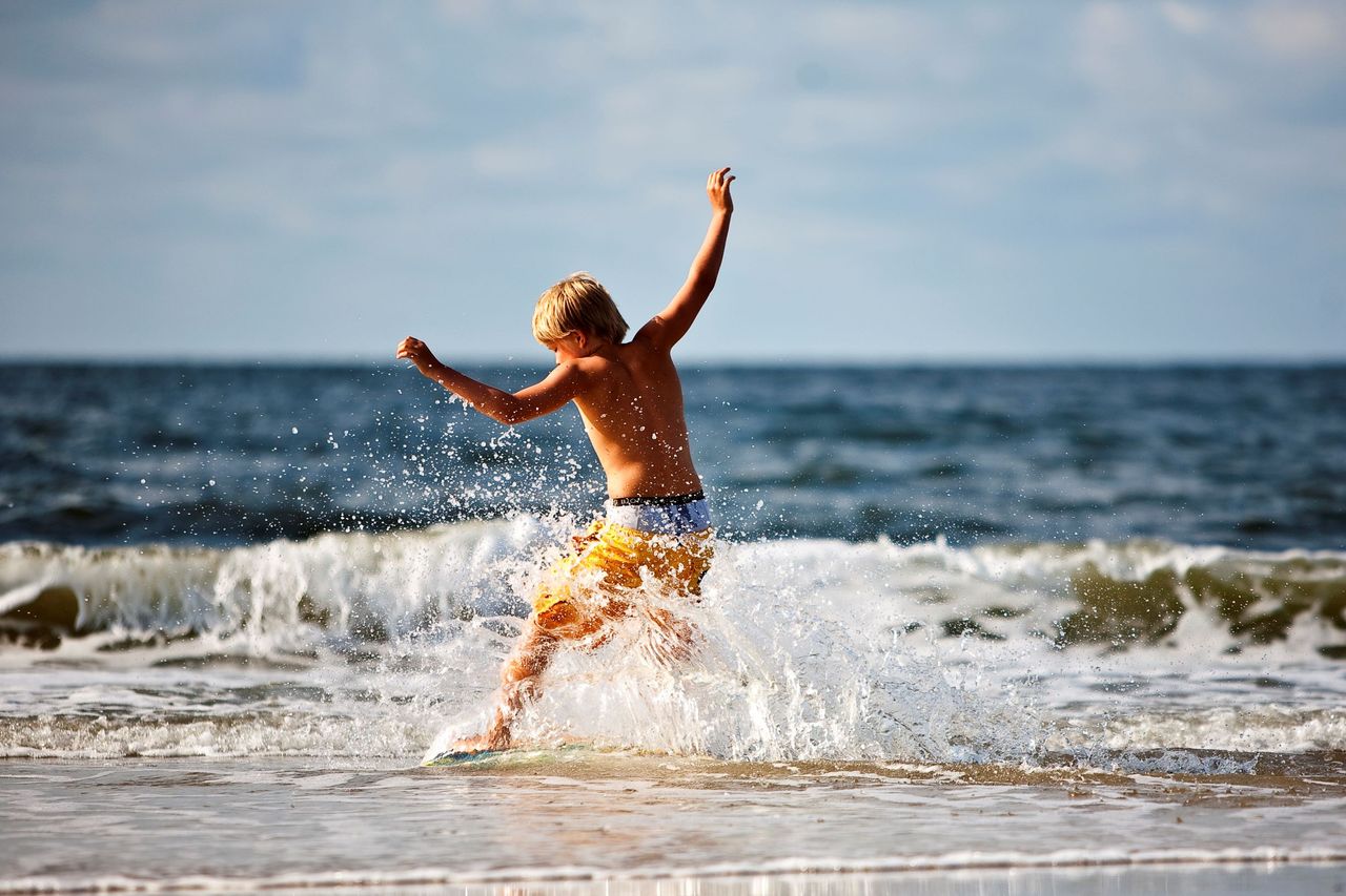 Jongen kind surft met opspattend water  (Small)