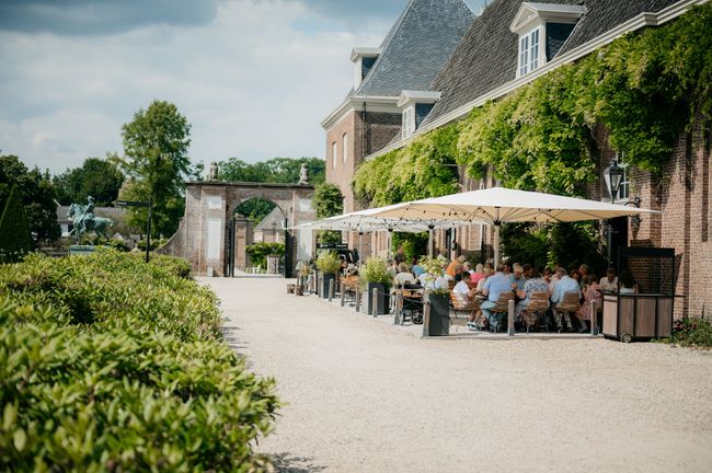 Terras van Liz Restobar aangrenzend aan Kasteel Amerongen
