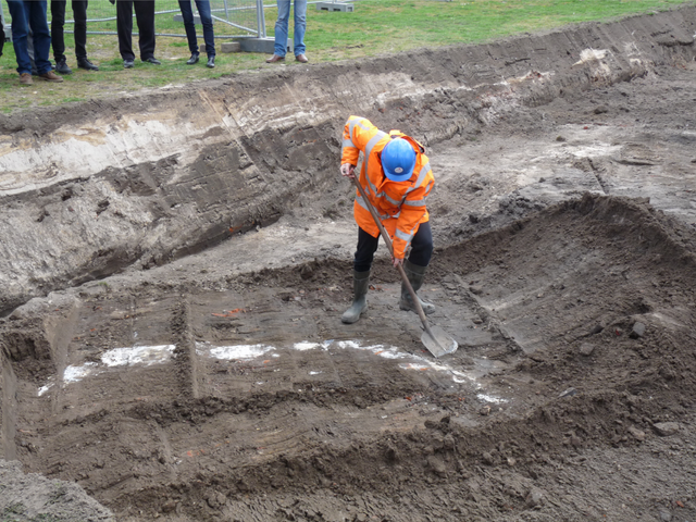 Archeoloog bij opgraving van middeleeuwse "Pieckepoort" in ‘s-Hertogenbosch
