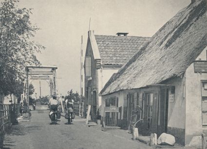 Twee mensen op een fiets in Baarn, foto in zwart wit