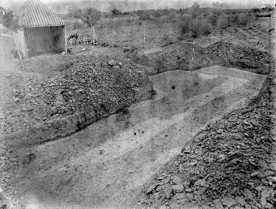 Foto van het opgravingsterrein in de jonge boomgaard. Links de tent waar Holwerda uitzicht had over het werk.