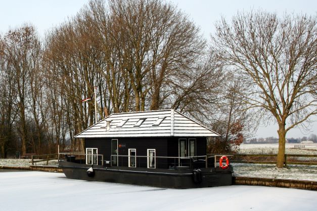 een vaarhuis in de sneeuw