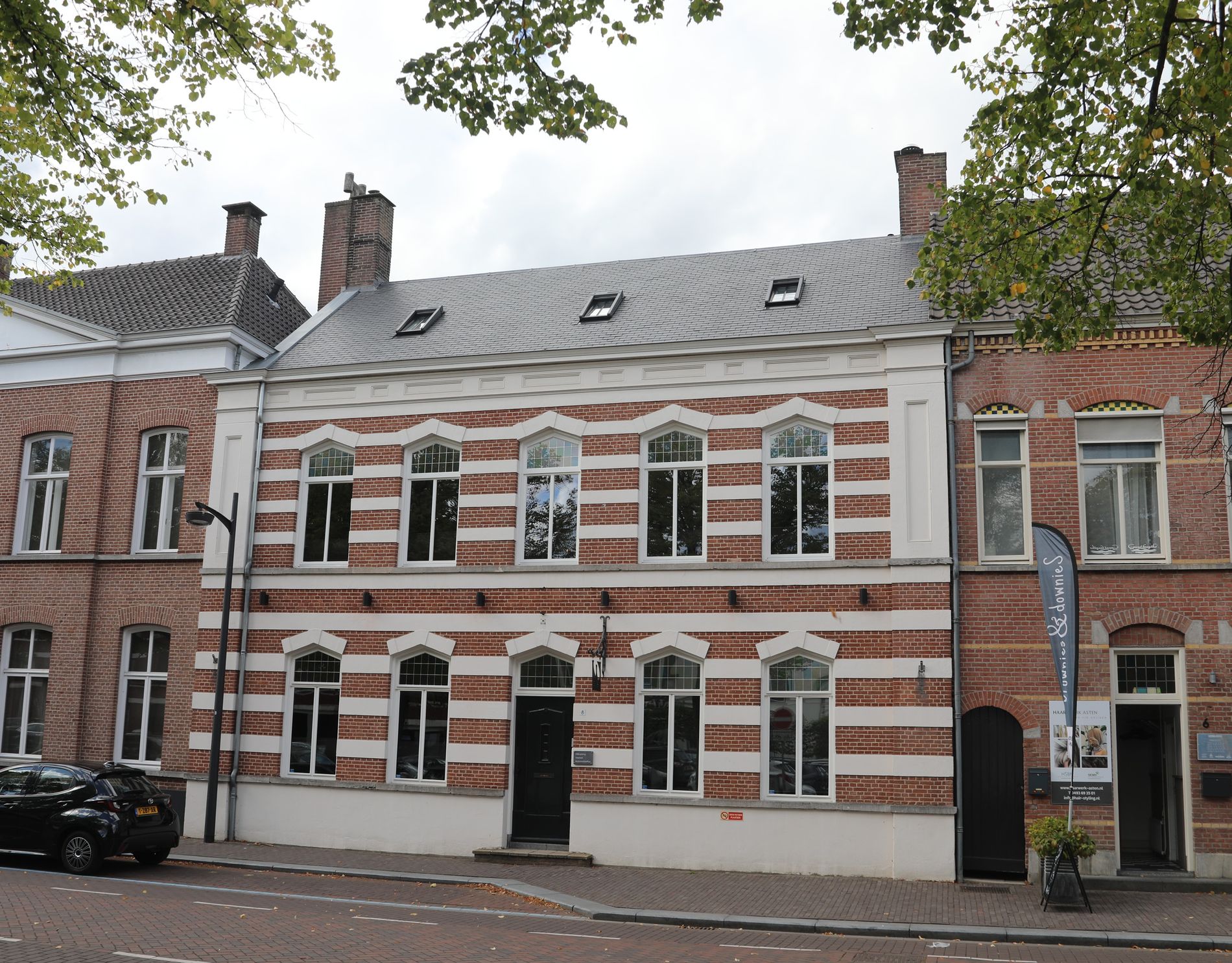 herenhuis met horizontale witte belijning