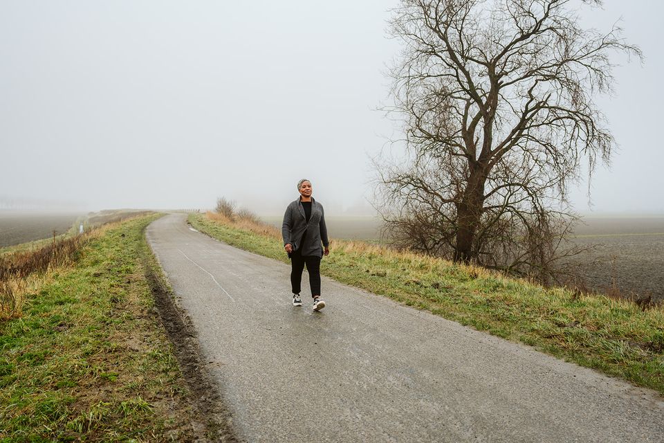 Nelli Cooman wandelend door de polder