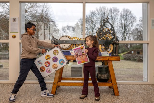 Een super leuk spel voor kinderen van de basisschool. Huur een koffer voor € 4.00, je bent met een groepje 1 uur en 15 minuten bezig.
