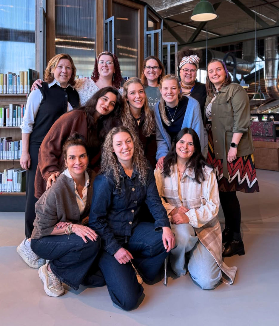 Groepsfoto van de vrouwen die aan het woord zijn tijdens de expositie