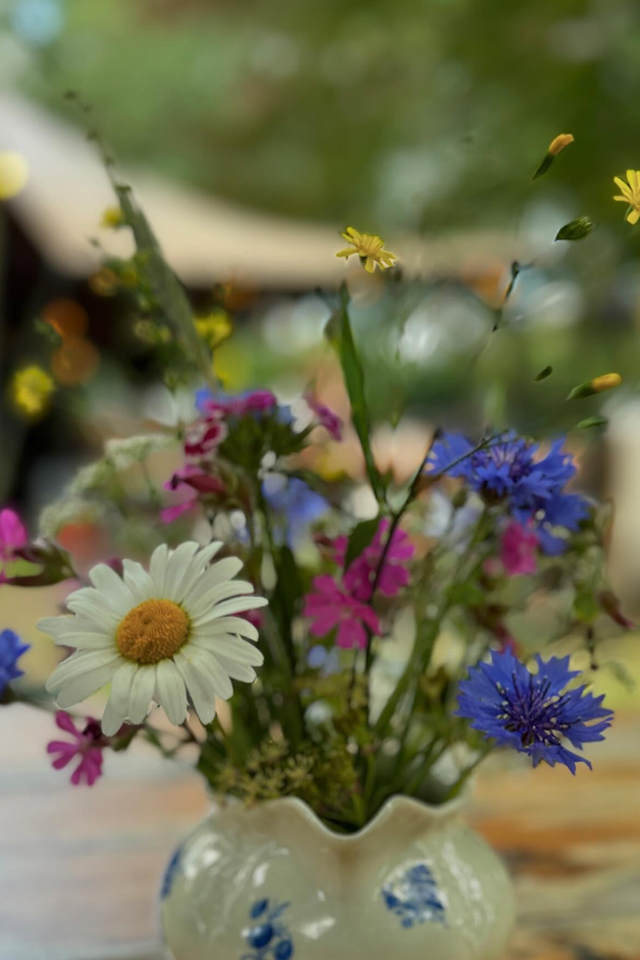 Nahaufnahme einer Vase mit Wildblumen im Eethuis Voscheheugte.