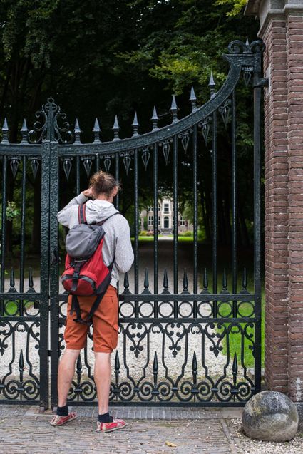 Man kijkt door hek Landgoed Linschoten in Montfoort