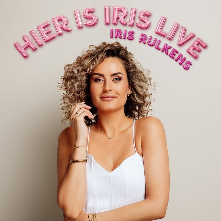 Foto van Iris in witte jurk voor een lichte muur met erboven in roze letters haar naam en "Hier is Iris live".