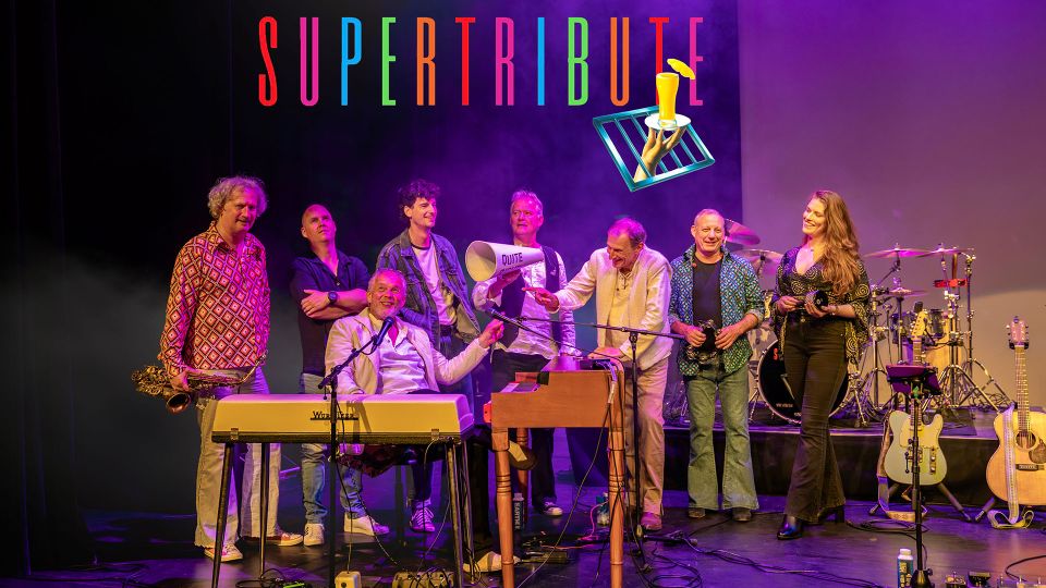 band foto van Supertribute coverband, op het podium met instrumenten