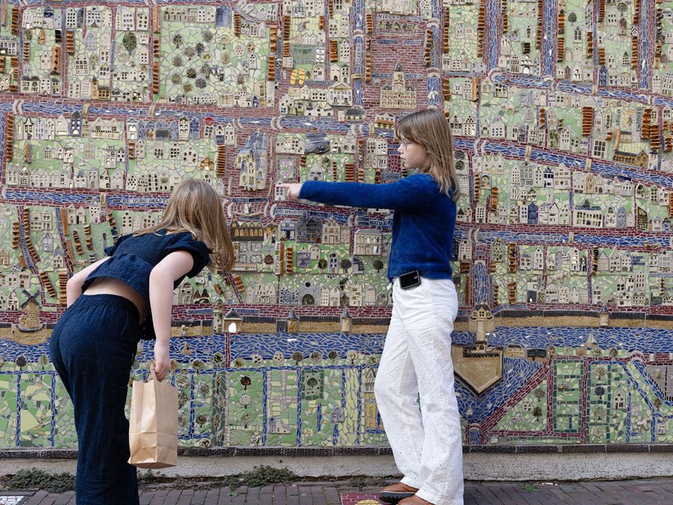 Kinderen voor keramiekmuur in Delft