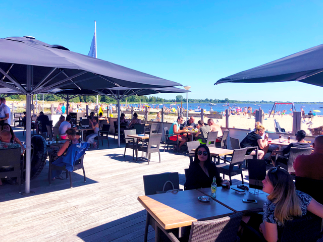 Terras bij beachclub Vifero