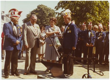 Onthulling van de Ploeg door De hr. en mevr. Smits met het 10-jarig jubileum.