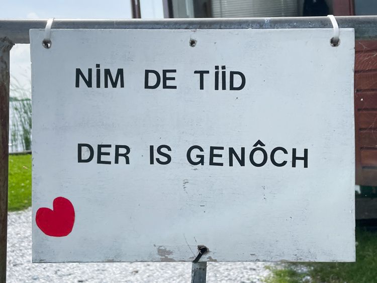 Een bordje: neem de tijd, er is genoeg