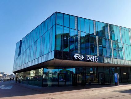 Buitenkant van het NS Station in Delft