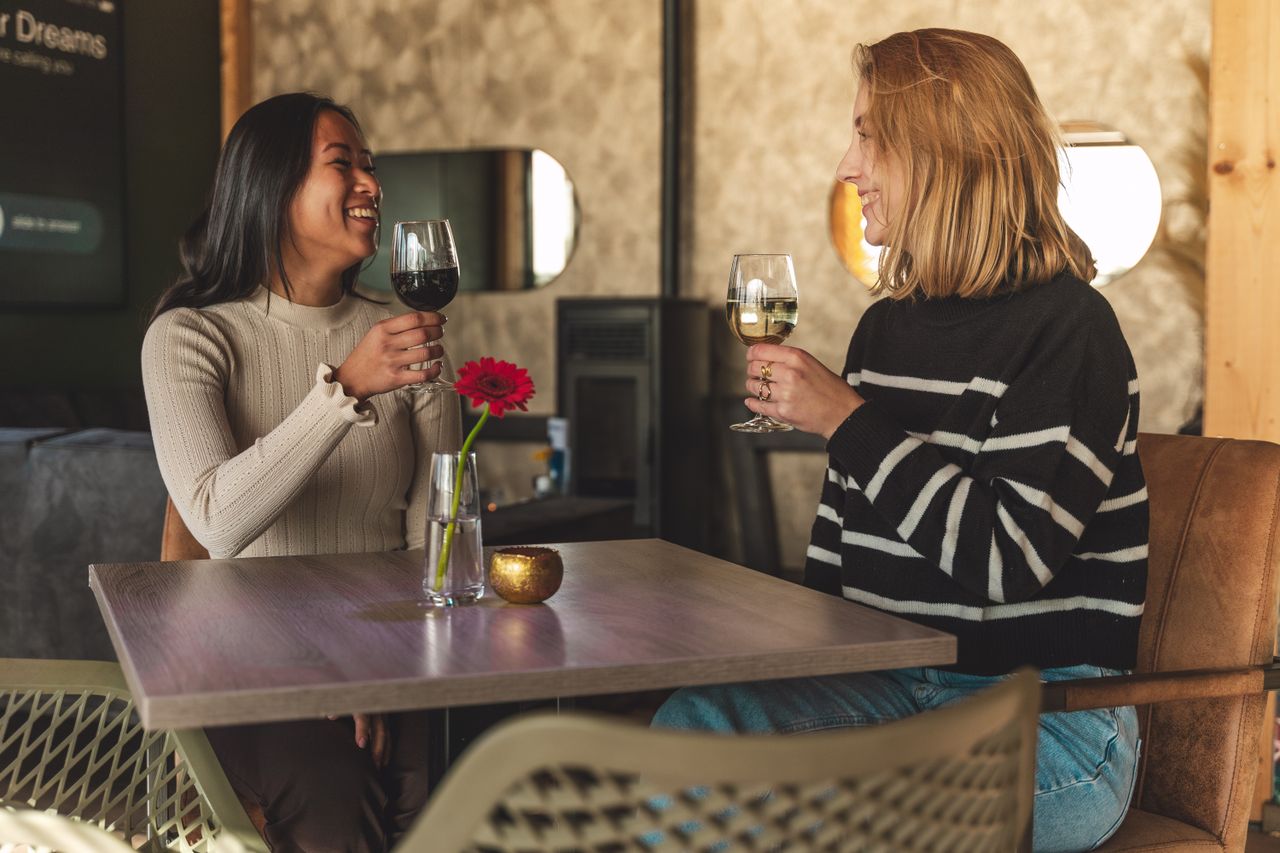 twee vrouwen met allebei een glas wijn