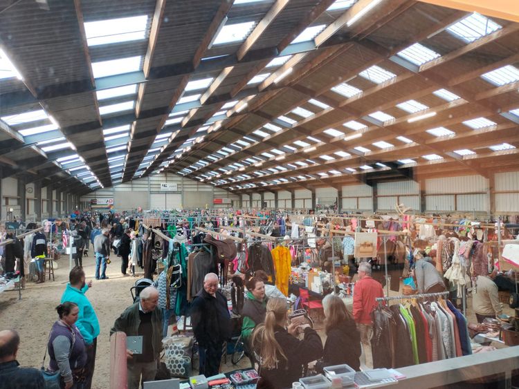 gezellige overdekte rommelmarkt in Best