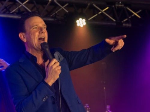 Muziekcafé: Derk de Kloet op het podium zingend