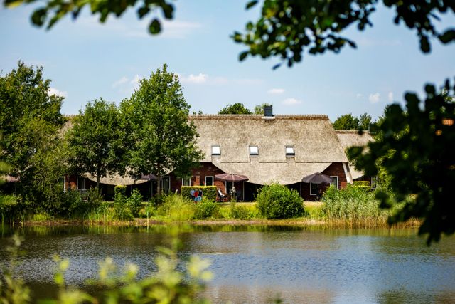 Ein Ferienbauernhof in einem Ferienpark in Drenthe.