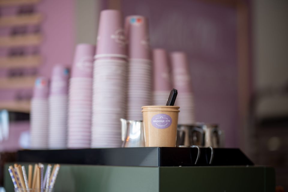 Broodje 270 close-up roze koffiecups