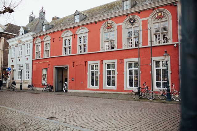 Fotomuseum aan Het Vrijthof buitenkant hele breedte gebouw