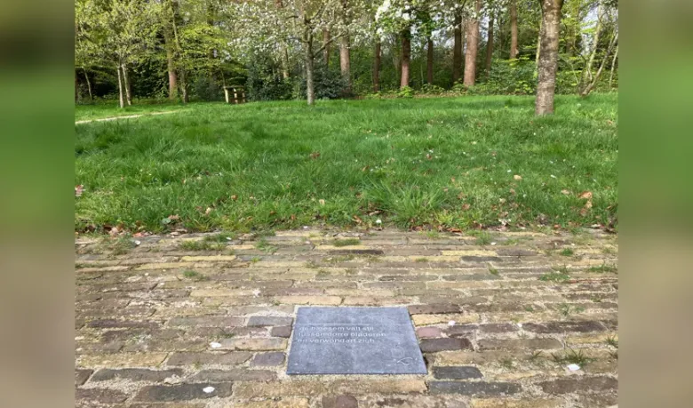 haiku van Loman in park in Beetsterzwaag